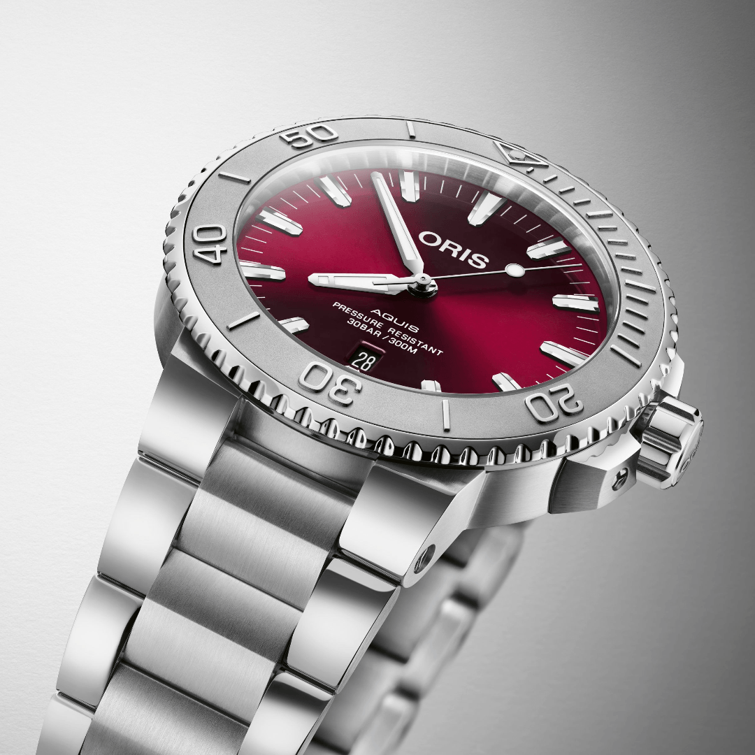 Oris Aquis Date Relief with Red Dial, 43.5mm 1