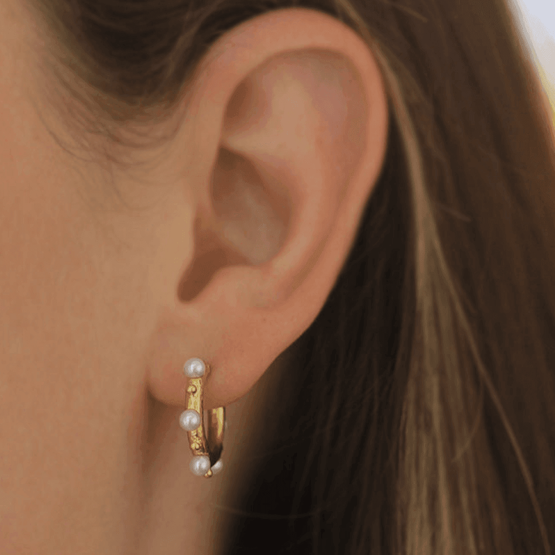 Elizabeth Locke 19K Big Baby Pearl Hoop Earrings
